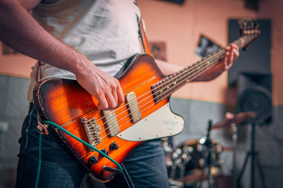 [RS+] What Are the Basics of Playing the Bass Guitar?