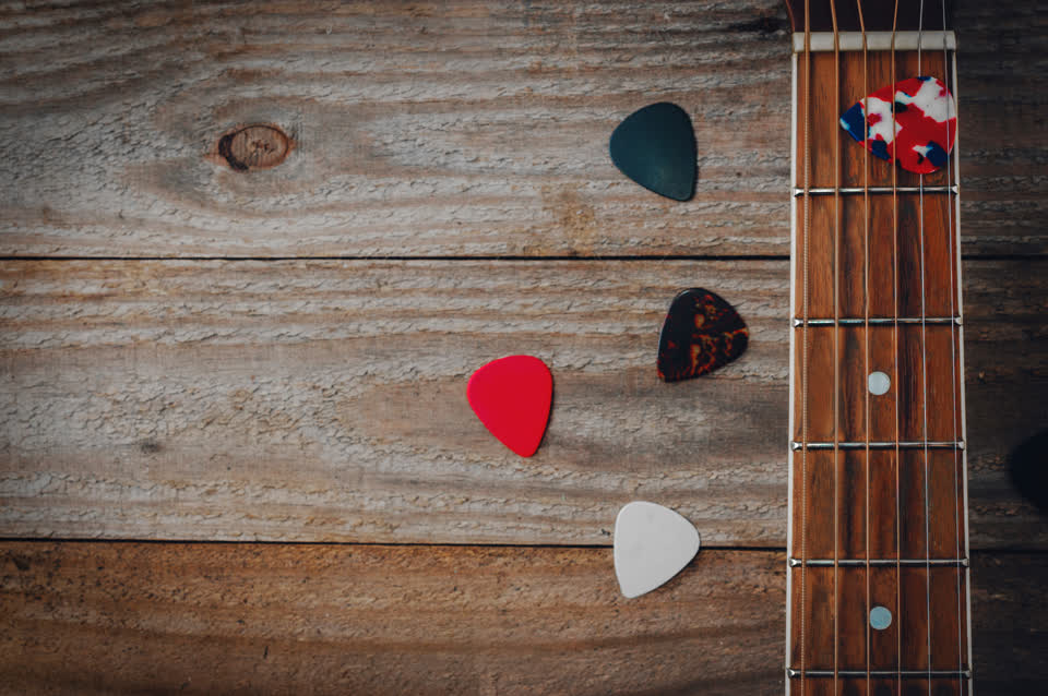 [RS+] How To Hold a Guitar Pick - Material
